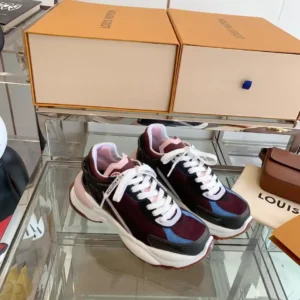 LV WOMEN’S RUN 55 SNEAKER – LSVM063