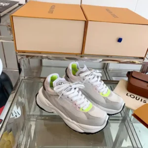 LV WOMEN’S RUN 55 SNEAKER – LSVM064